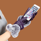 Gants en cuir violet avec fourrure, femme utilisant un smartphone. Accessoires d'hiver élégants, écran tactile, mode féminine.