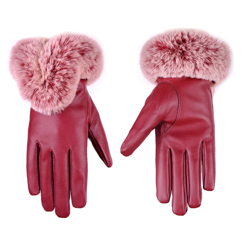 Gants en cuir rouge avec doublure en fourrure rose, élégants et chauds, parfaits pour l'hiver. Accessoire mode femme, luxe et confort.