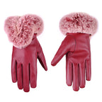 Gants en cuir rouge avec doublure en fourrure rose, élégants et chauds, parfaits pour l'hiver. Accessoire mode femme, luxe et confort.