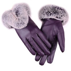 Gants en cuir violet avec doublure en fourrure grise, élégants et chauds, parfaits pour l'hiver. Accessoire mode femme tendance et luxueux.
