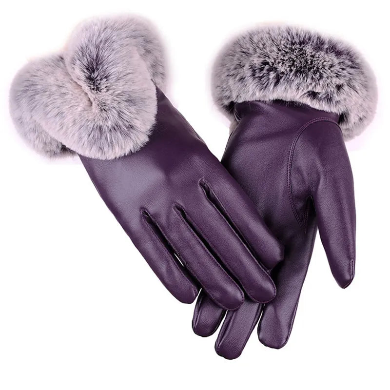 Gants en cuir violet avec doublure en fourrure grise, élégants et chauds, parfaits pour l'hiver. Accessoire mode femme tendance et luxueux.