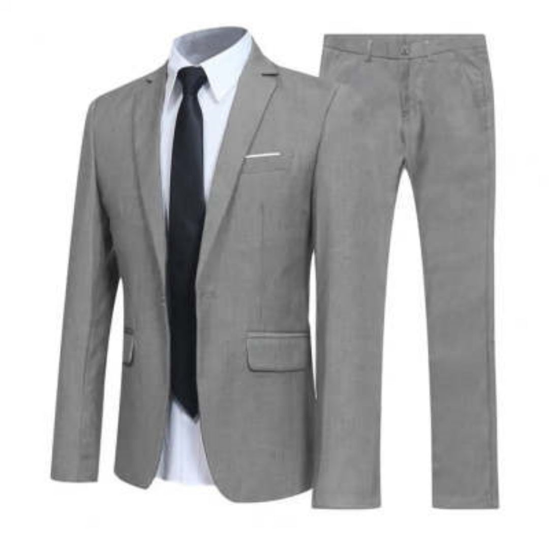 Costume homme gris élégant avec veste, pantalon assorti, chemise blanche et cravate noire. Tenue formelle pour affaires ou événements spéciaux.
