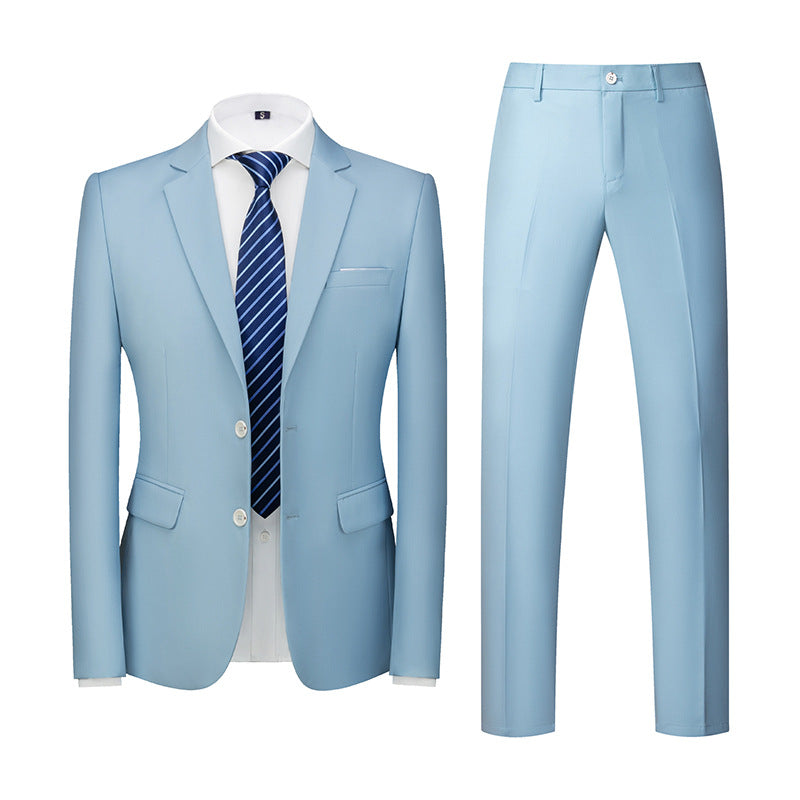 Costume homme bleu clair élégant avec veste, pantalon et cravate rayée bleue. Tenue formelle moderne pour bureau ou événements spéciaux.