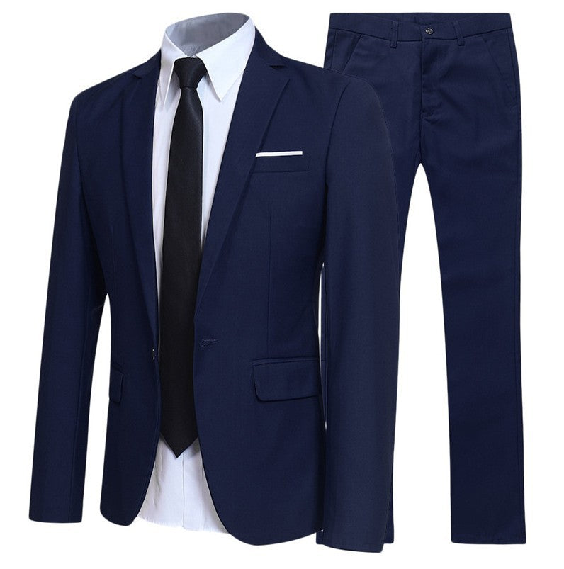 Costume homme bleu marine élégant avec cravate noire, chemise blanche et pochette. Tenue formelle pour affaires ou événements spéciaux.