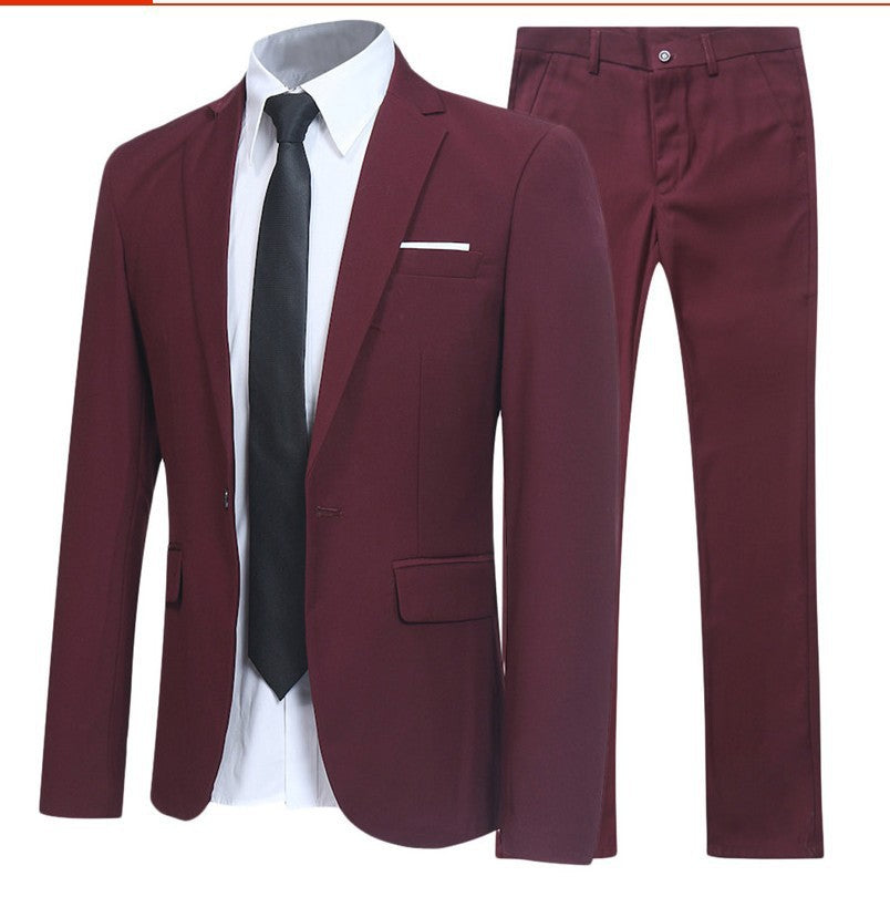 Costume homme bordeaux élégant avec veste, pantalon assorti, chemise blanche et cravate noire. Tenue formelle moderne pour occasions spéciales.