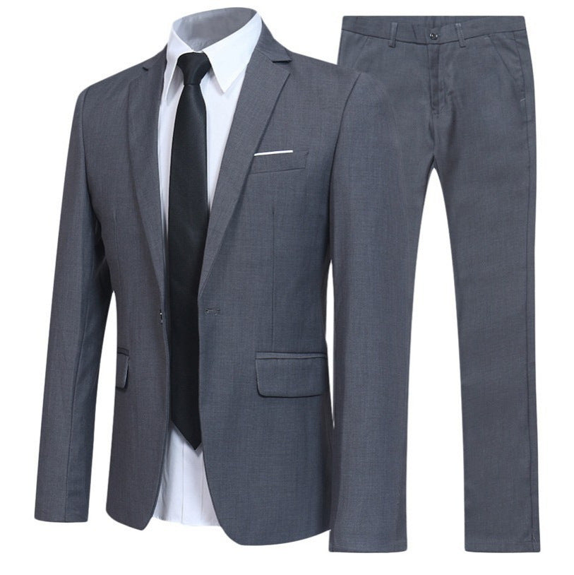 Costume homme gris élégant avec veste, pantalon assorti, chemise blanche et cravate noire. Tenue formelle pour affaires ou événements spéciaux.