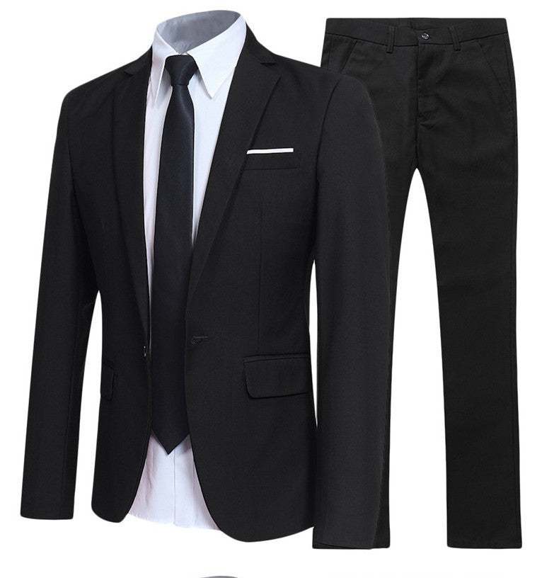 Costume homme noir élégant avec veste, pantalon, chemise blanche et cravate noire. Tenue formelle pour affaires ou événements spéciaux.