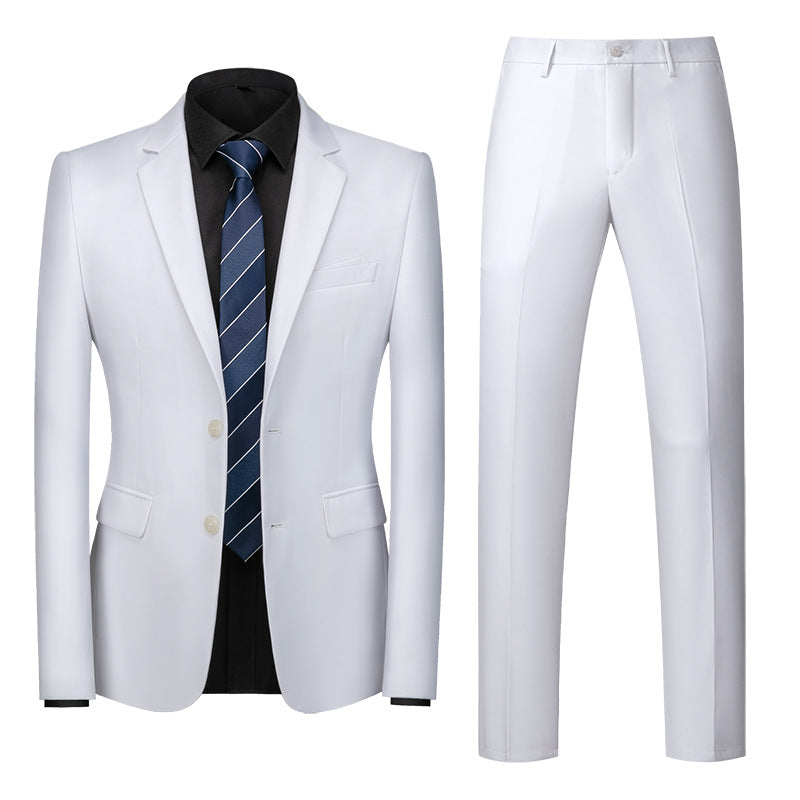 Costume blanc élégant avec veste et pantalon, chemise noire et cravate rayée bleue. Tenue formelle pour homme, mode chic et moderne.