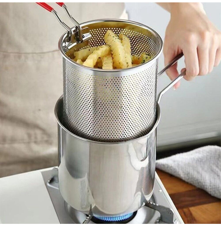 Personne cuisinant des frites dans une friteuse en acier inoxydable sur une cuisinière à gaz. Ustensile de cuisine, cuisson à domicile, friture.