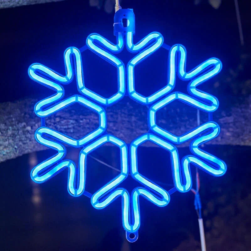 Flocon de neige lumineux LED bleu suspendu, décoration extérieure festive, éclairage hivernal, ambiance Noël, design moderne et attractif.