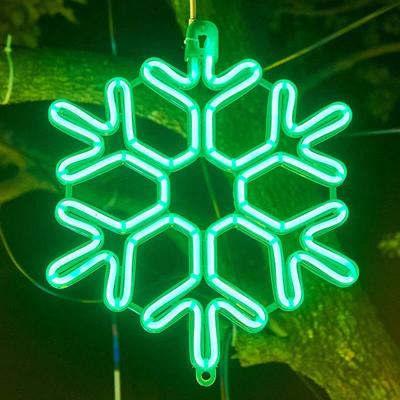 Flocon de neige néon vert suspendu, décoration lumineuse extérieure, éclairage LED, ambiance festive, hiver, jardin, Noël.