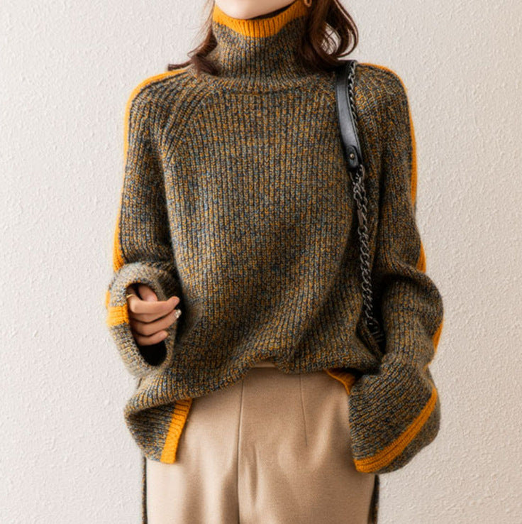 Femme portant un pull en laine à col roulé marron et orange, manches longues, avec un sac à bandoulière noir. Mode automne-hiver élégante.