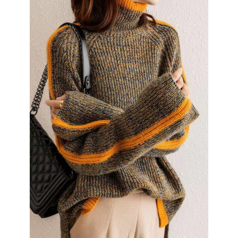 Femme portant un pull en maille épaisse à col roulé, rayures orange, avec un sac à main noir matelassé. Mode automne-hiver tendance.