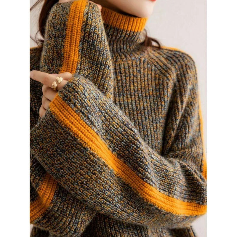 Femme portant un pull en laine épais à col roulé, rayures orange, manches longues. Mode automne-hiver, style décontracté et confortable.