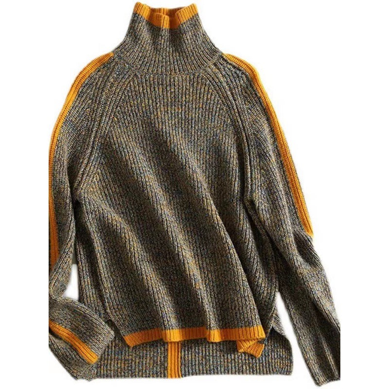 Pull-over en laine gris chiné avec col roulé, détails côtelés et rayures orange sur les manches et l'ourlet. Mode automne-hiver tendance.