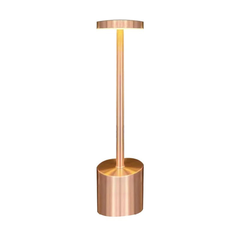 Lampe de table moderne en cuivre, design minimaliste, éclairage LED, idéale pour décoration intérieure, style contemporain élégant.
