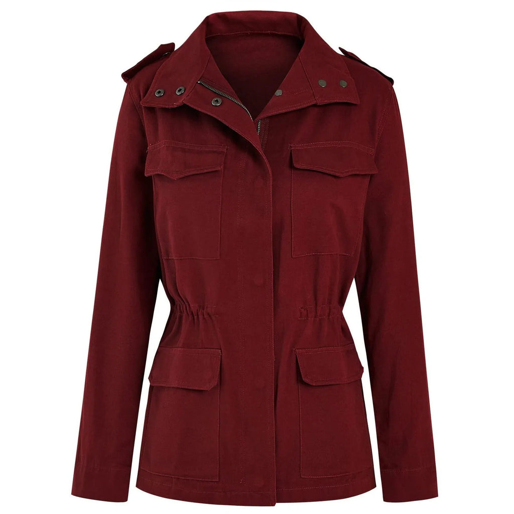 Veste rouge bordeaux pour femme avec poches avant, boutons-pression et col montant. Mode automne, style décontracté, tendance vestimentaire.