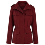 Veste rouge bordeaux pour femme avec poches avant, boutons-pression et col montant. Mode automne, style décontracté, tendance vestimentaire.