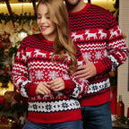 Couple portant des pulls de Noël rouges avec motifs de rennes et flocons de neige, décor festif en arrière-plan. Mode hiver, vêtements de fête.