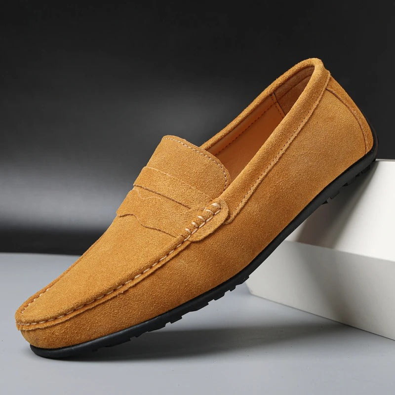 Mocassin en daim marron clair pour homme, semelle noire antidérapante, design élégant et confortable, idéal pour un style décontracté et chic.