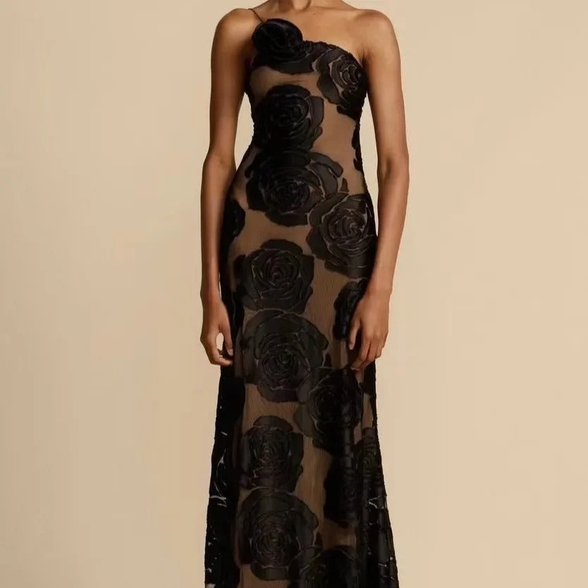 Robe longue élégante en tulle transparent avec motifs floraux noirs, style chic et moderne, idéale pour soirées et événements formels.