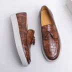Mocassins en cuir marron à motif crocodile, semelle blanche épaisse, style élégant et moderne, chaussures pour homme tendance.