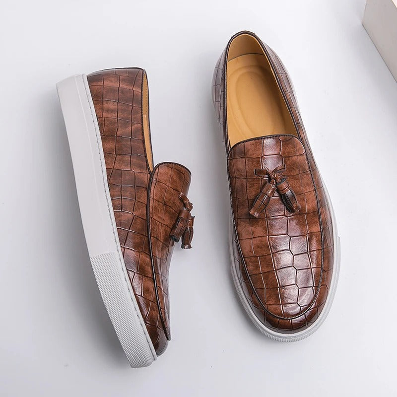 Mocassins en cuir marron à motif crocodile, semelle blanche épaisse, style élégant et moderne, chaussures pour homme tendance.
