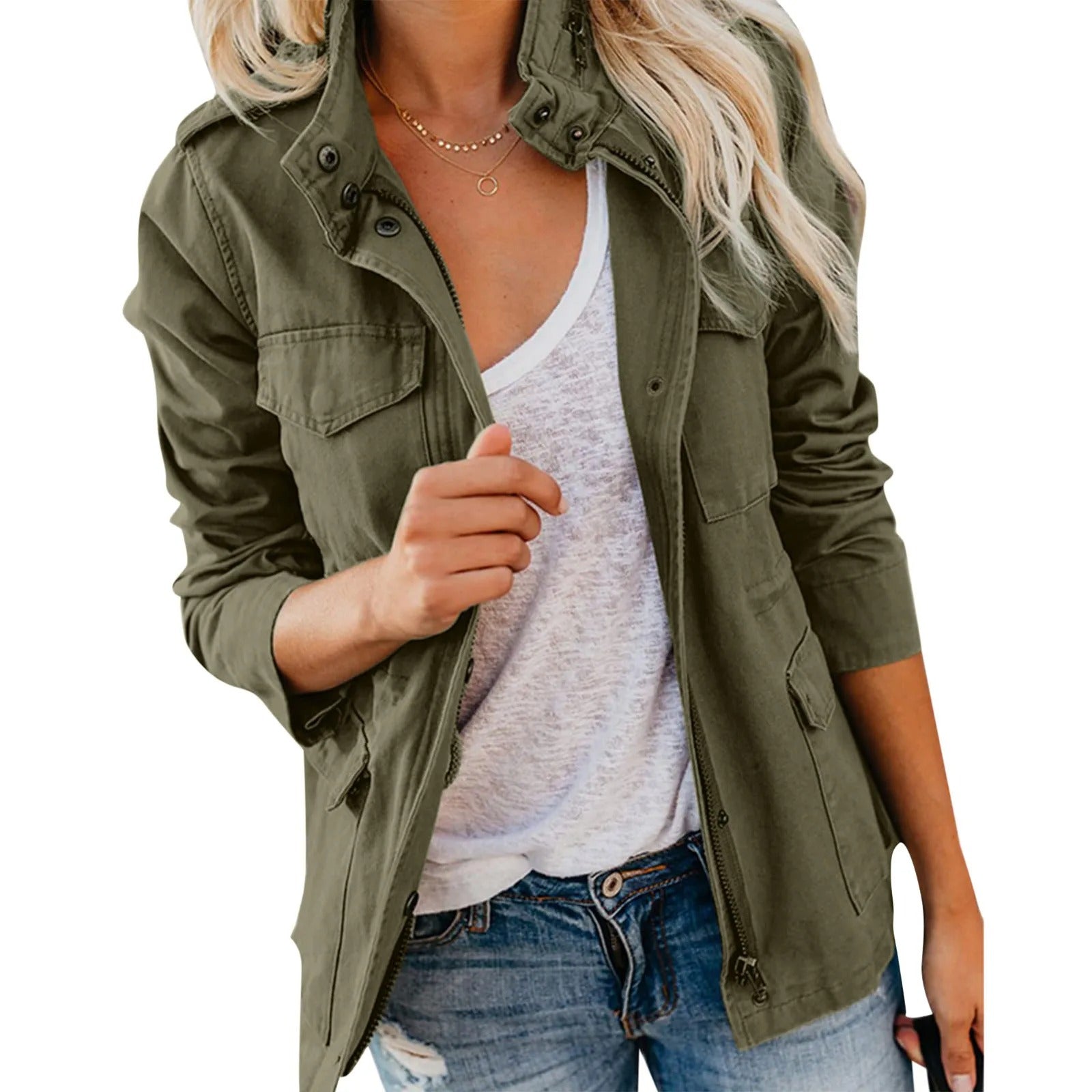 Femme portant une veste militaire kaki, t-shirt blanc et jeans décontracté. Mode féminine tendance, style décontracté chic.