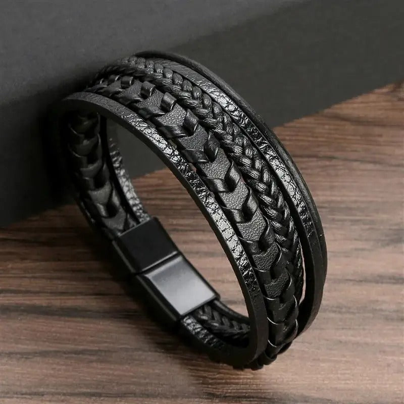 Bracelet en cuir noir tressé pour homme, design élégant et moderne, accessoire de mode tendance, idéal pour un style décontracté ou chic.