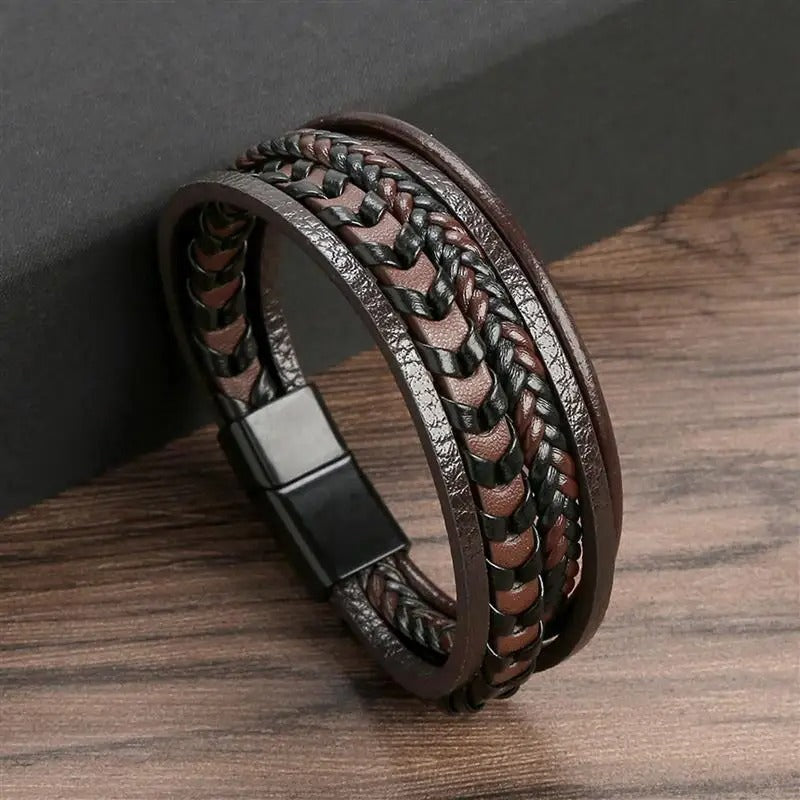 Bracelet en cuir tressé marron et noir avec fermoir magnétique, accessoire de mode élégant pour homme, style moderne et tendance.
