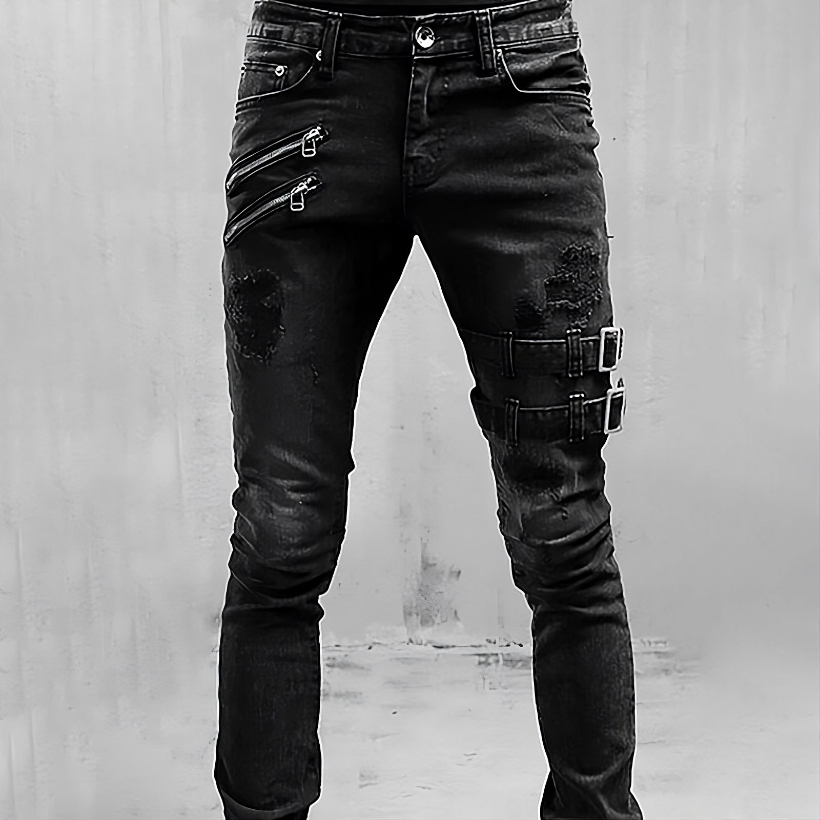 Jean noir déchiré avec fermetures éclair et boucles, style urbain moderne. Mode homme tendance, pantalon streetwear.