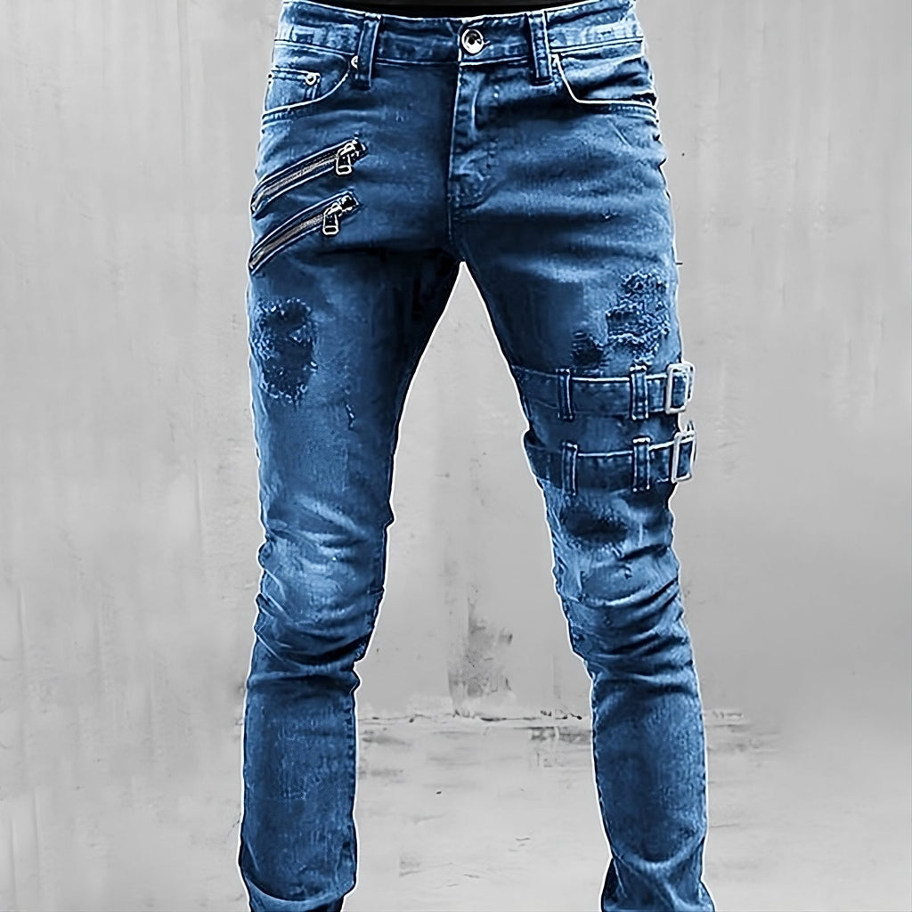 Jean bleu délavé pour homme avec fermetures éclair et boucles décoratives, style moderne et tendance, mode urbaine, pantalon ajusté.