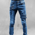 Jean bleu délavé pour homme avec fermetures éclair et boucles décoratives, style moderne et tendance, mode urbaine, pantalon ajusté.
