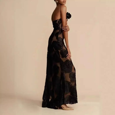Elegante vestido largo de malla floral.
