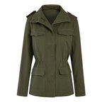 Veste militaire verte pour femme avec poches avant, col montant et épaulettes. Style utilitaire, tendance mode automne-hiver.
