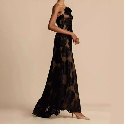 Elegante vestido largo de malla floral.