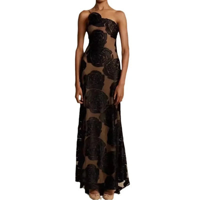 Elegante vestido largo de malla floral.