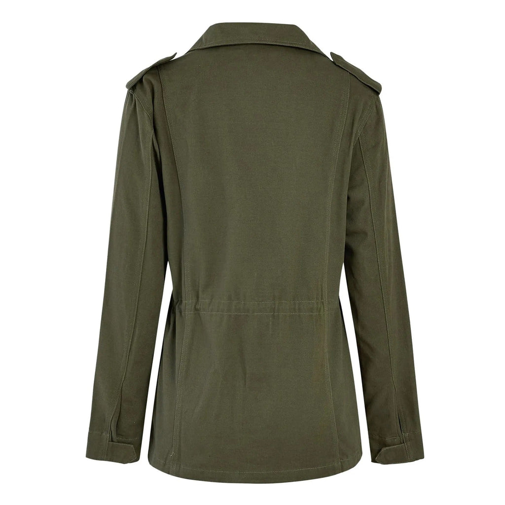 Veste militaire verte pour femme vue de dos, style décontracté, avec épaulettes et col classique. Mode automne, tendance vestimentaire féminine.