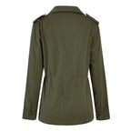 Veste militaire verte pour femme vue de dos, style décontracté, avec épaulettes et col classique. Mode automne, tendance vestimentaire féminine.