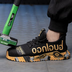 Chaussure de sécurité noire et jaune avec semelle renforcée, résistant aux chocs, sur sol industriel. Idéale pour protection au travail.