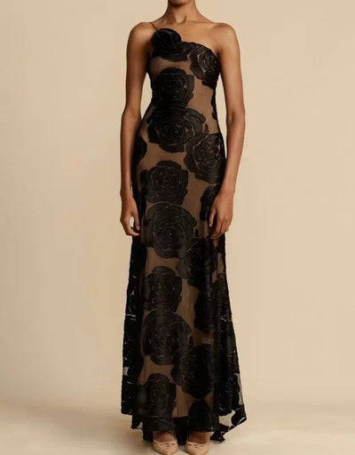 Elegante vestido largo de malla floral.