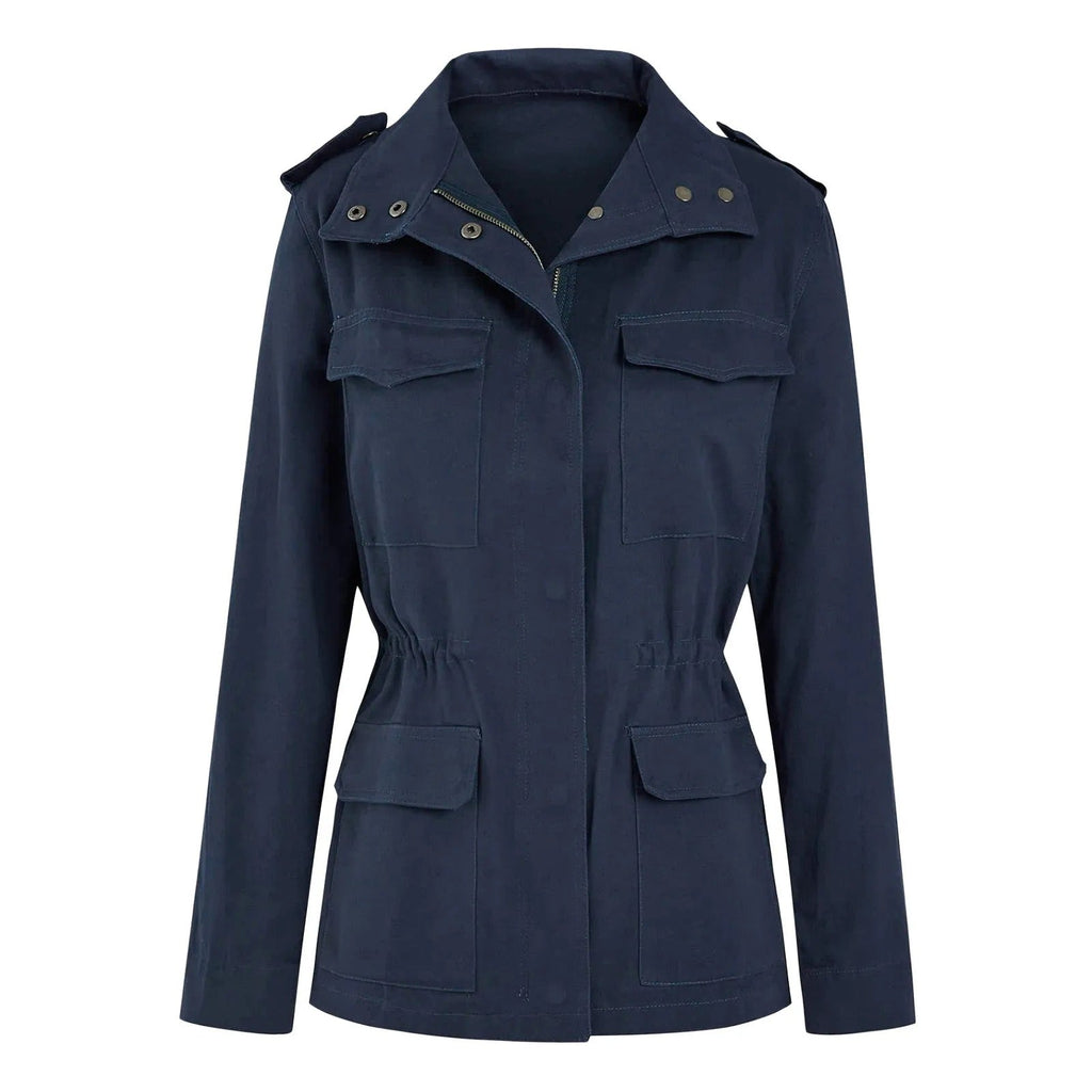 Veste militaire bleu marine pour femme avec poches à rabat, col montant et boutons pression. Mode féminine, style utilitaire, tendance automne.