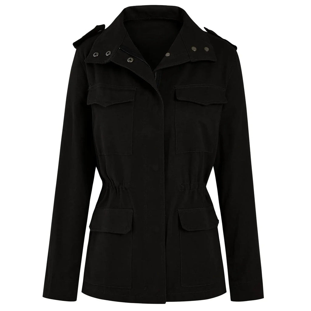 Veste noire femme, style militaire, avec poches à rabat et boutons pression. Mode automne, tendance élégante, vêtement extérieur polyvalent.