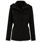 Veste noire femme, style militaire, avec poches à rabat et boutons pression. Mode automne, tendance élégante, vêtement extérieur polyvalent.