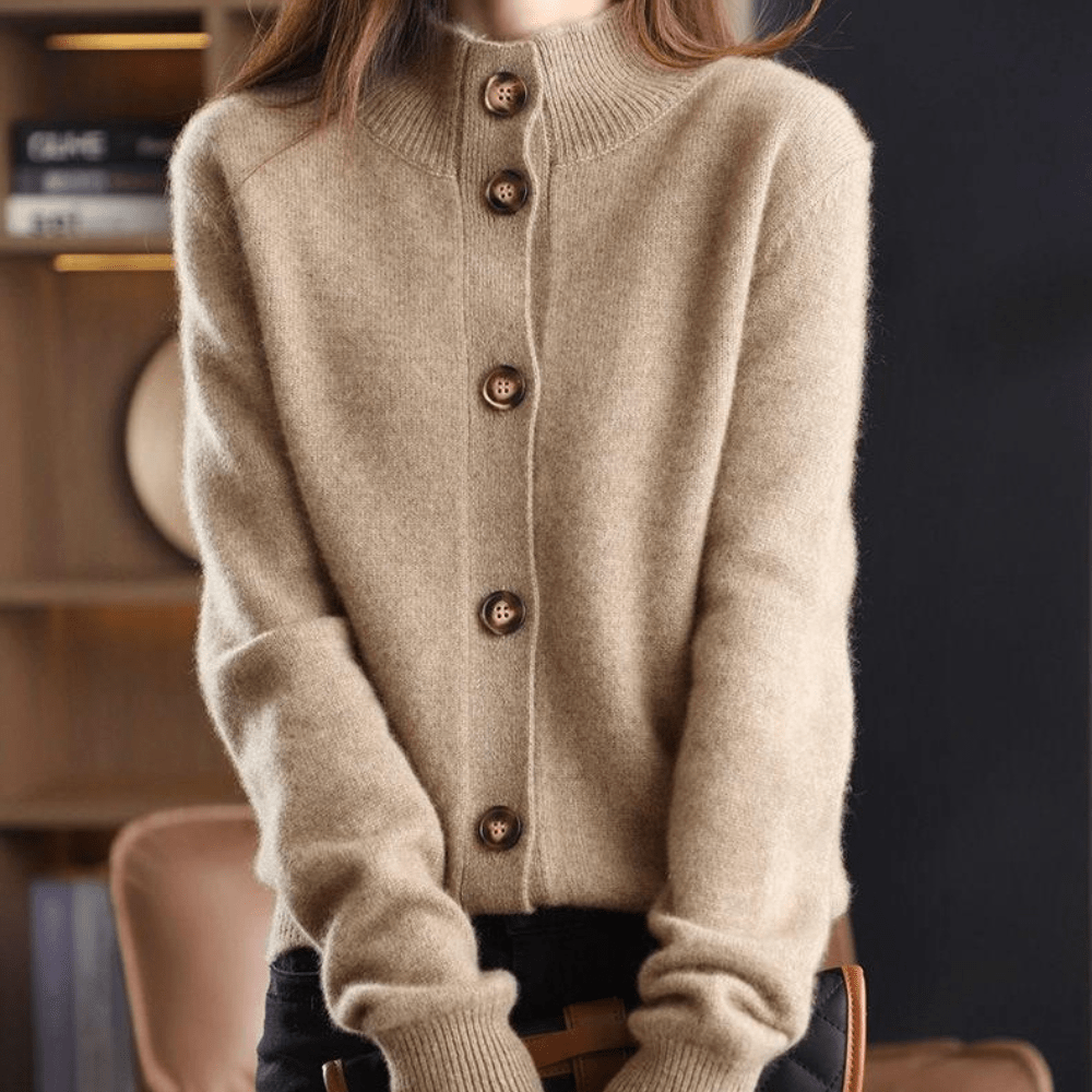 Gilet en laine beige pour femme avec boutons en bois, style automne-hiver, élégant et confortable, idéal pour tenues décontractées et chic.