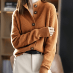 Femme portant un cardigan en laine marron avec boutons, manches longues, sur un pantalon beige. Mode automne-hiver, style élégant et confortable.