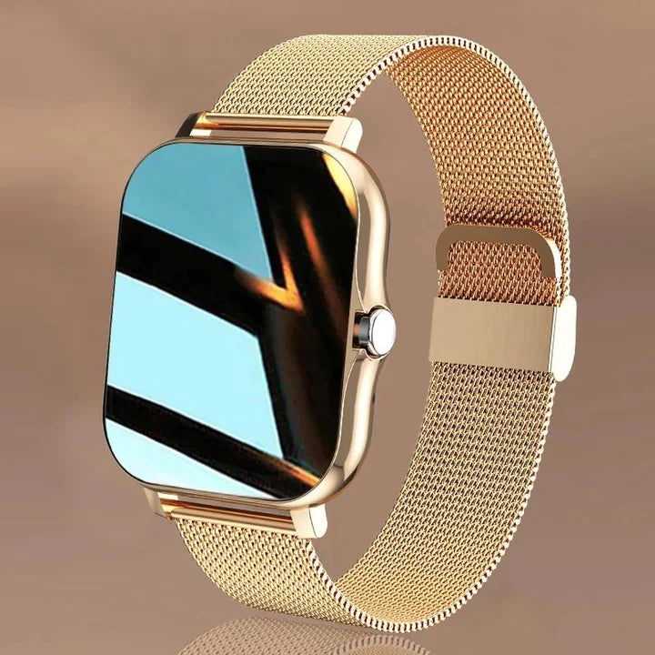 Montre connectée en or avec bracelet en maille, écran rectangulaire réfléchissant, design élégant et moderne, accessoire de mode high-tech.
