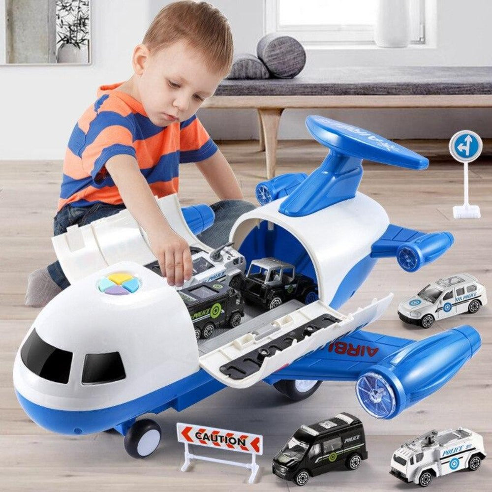 Enfant jouant avec un avion jouet bleu et blanc, rempli de petites voitures de police. Jouets éducatifs, jeu intérieur, développement enfant.
