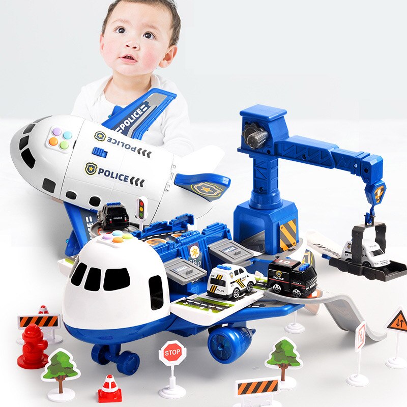 Enfant jouant avec un avion jouet de police, véhicules miniatures, grue et accessoires de signalisation. Jouets éducatifs pour enfants.