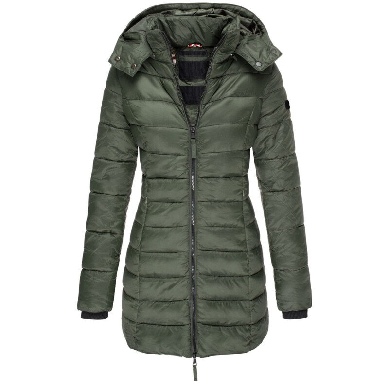 Veste d'hiver matelassée verte pour femme avec capuche, fermeture éclair frontale, manches longues. Mode féminine, manteau chaud, tendance hiver.